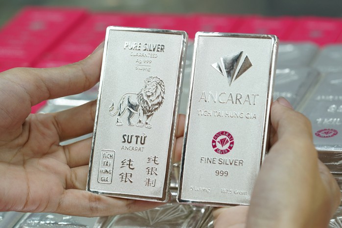 Trong khi giá bạc tăng trở lại