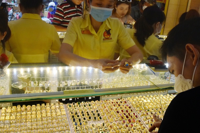 Giá vàng hôm nay lao xuống