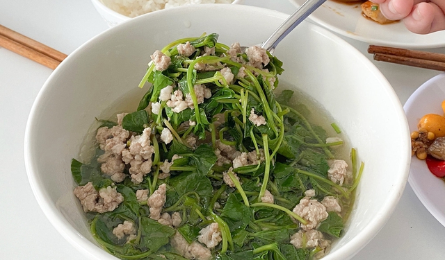 Đối với những ngày ăn chay, rau má cũng có thể nấu cùng đậu phộng giã nhỏ. Vị bùi béo của đậu phộng kết hợp với vị thanh mát của rau tạo nên món canh lạ miệng và hấp dẫn.