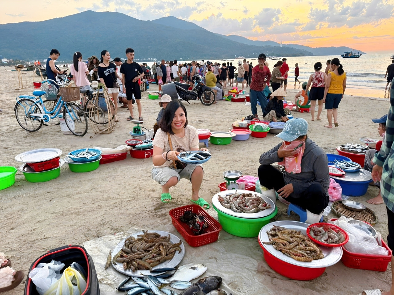 Chị Oanh ghé phiên chợ hải sản ở làng chài Mân Thái từ sáng sớm
