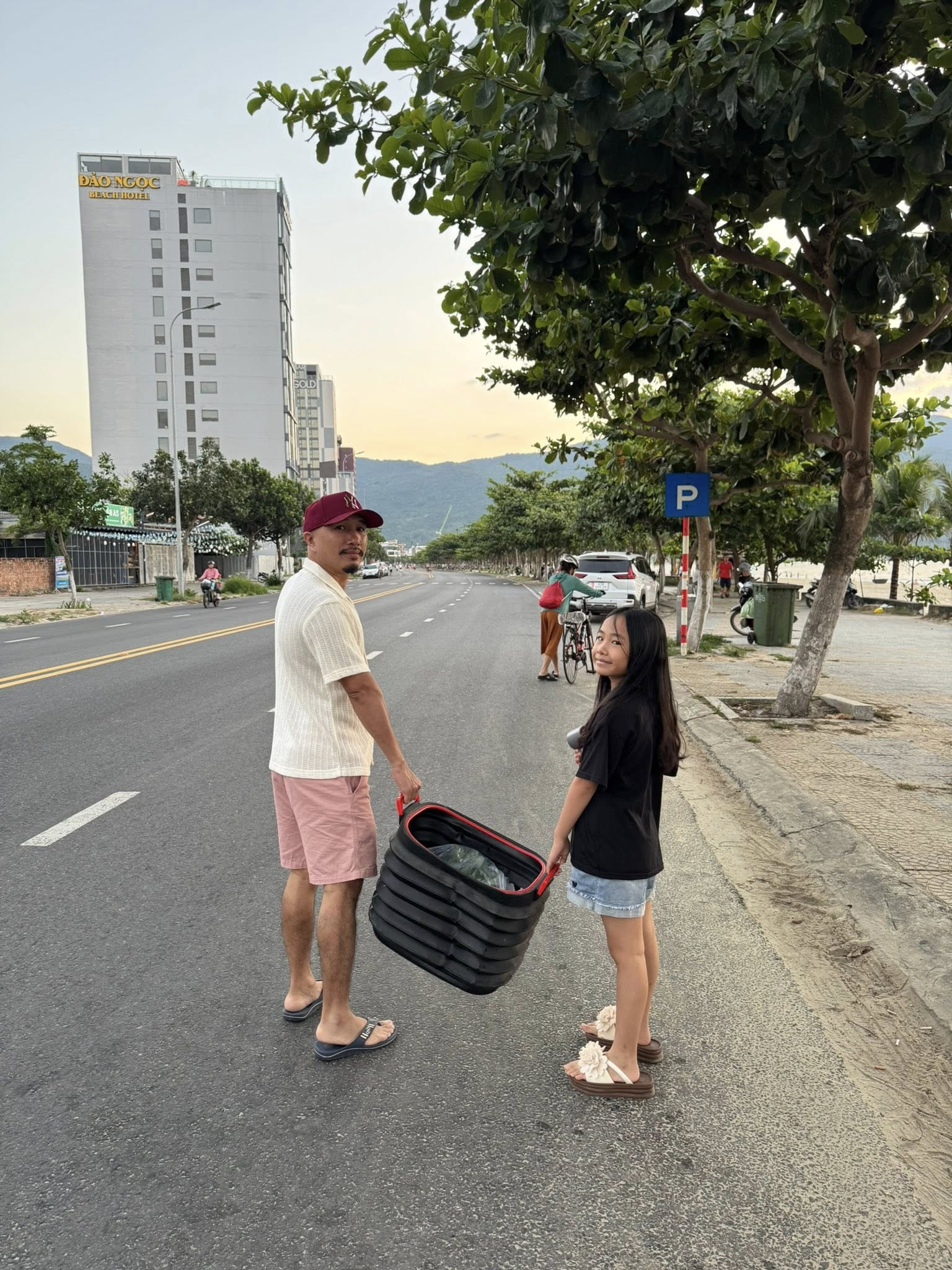 Khách dậy từ 4h tới làng chài ở Đà Nẵng, chi vài triệu mua hải sản tươi ngon - 9