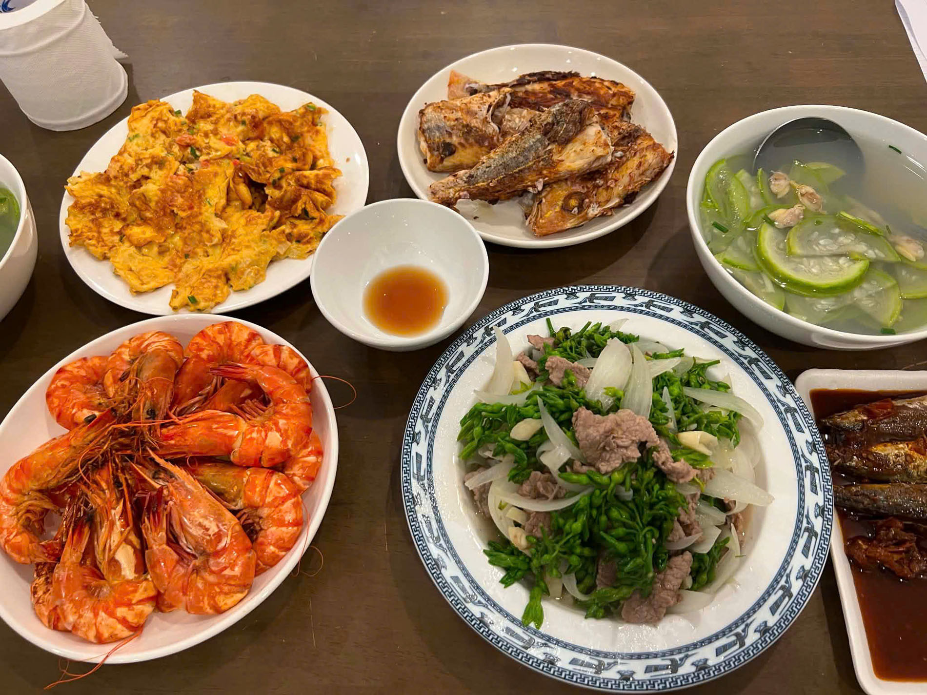 Khách dậy từ 4h tới làng chài ở Đà Nẵng, chi vài triệu mua hải sản tươi ngon - 12