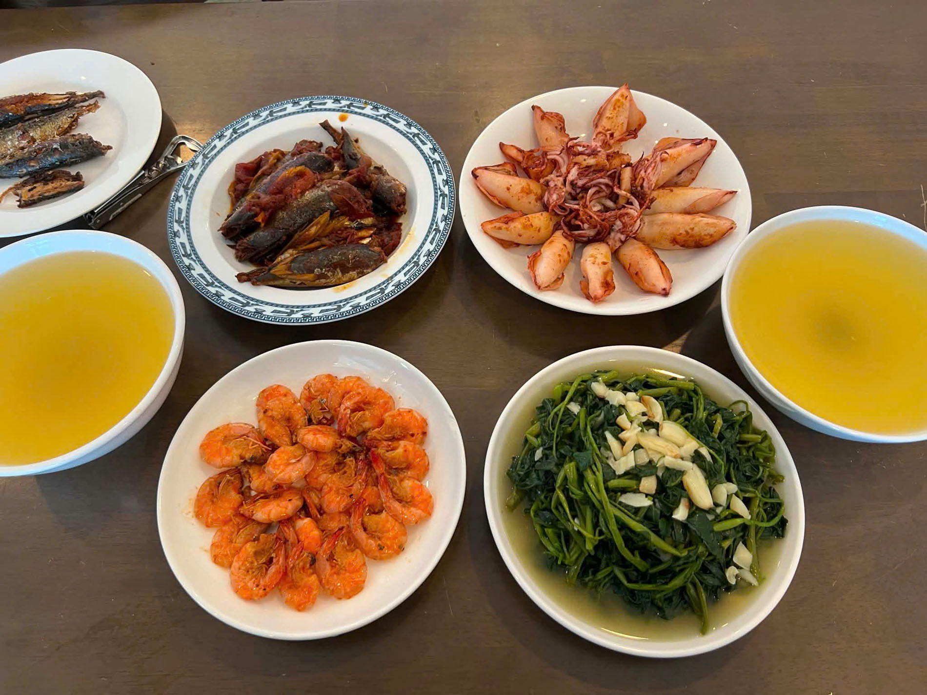 Khách dậy từ 4h tới làng chài ở Đà Nẵng, chi vài triệu mua hải sản tươi ngon - 14