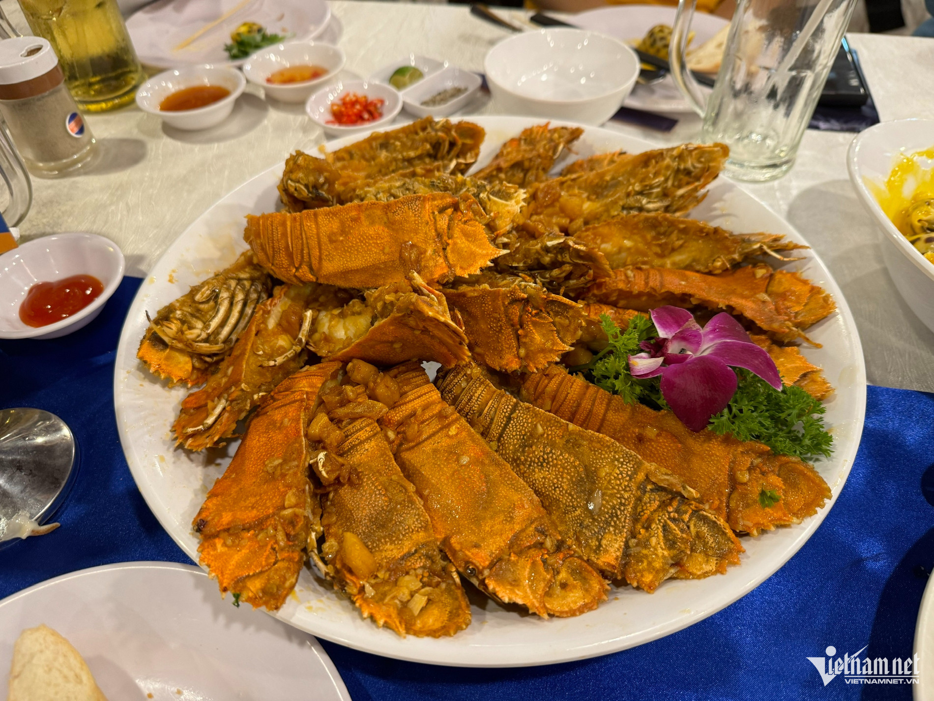 Tôm mũ ni được khai thác tự nhiên, nhiều nhất là từ tháng 4 đến tháng 7 dương lịch hằng năm