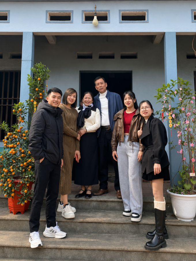 Vợ chồng bà Hằng (áo trắng) bên các con, Tết 2026. Ảnh gia đình cung cấp