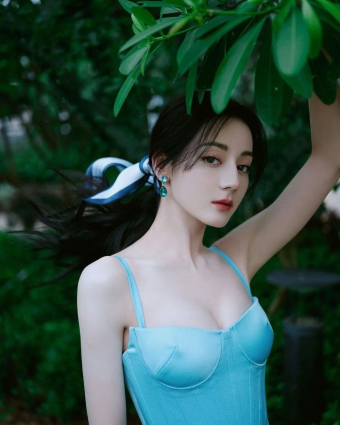 Địch Lệ Nhiệt Ba chú trọng hai bước chống nắng và dưỡng ẩm trong quy trình làm đẹp hàng ngày. Ảnh: QQ