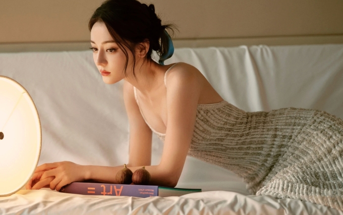 Địch Lệ Nhiệt Ba là gương mặt đại diện của nhiều thương hiệu nổi tiếng. Ảnh: Sina
