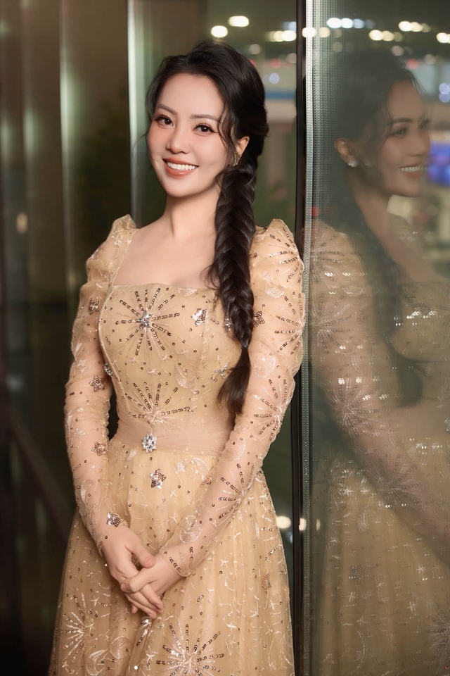 Về Á hậu Thụy Vân, gần 20 năm kể từ khi giành ngôi vị Á hậu 2 cuộc thi Hoa hậu Việt Nam 2008, cô vẫn được khán giả ngưỡng mộ bởi vẻ đẹp nền nã, trẻ trung và gần như không thay đổi theo thời gian. Bí quyết duy trì nhan sắc của người đẹp không nằm ở những phương pháp làm đẹp cầu kỳ mà đến từ lối sống khoa học, sự kiên trì và tinh thần tích cực.