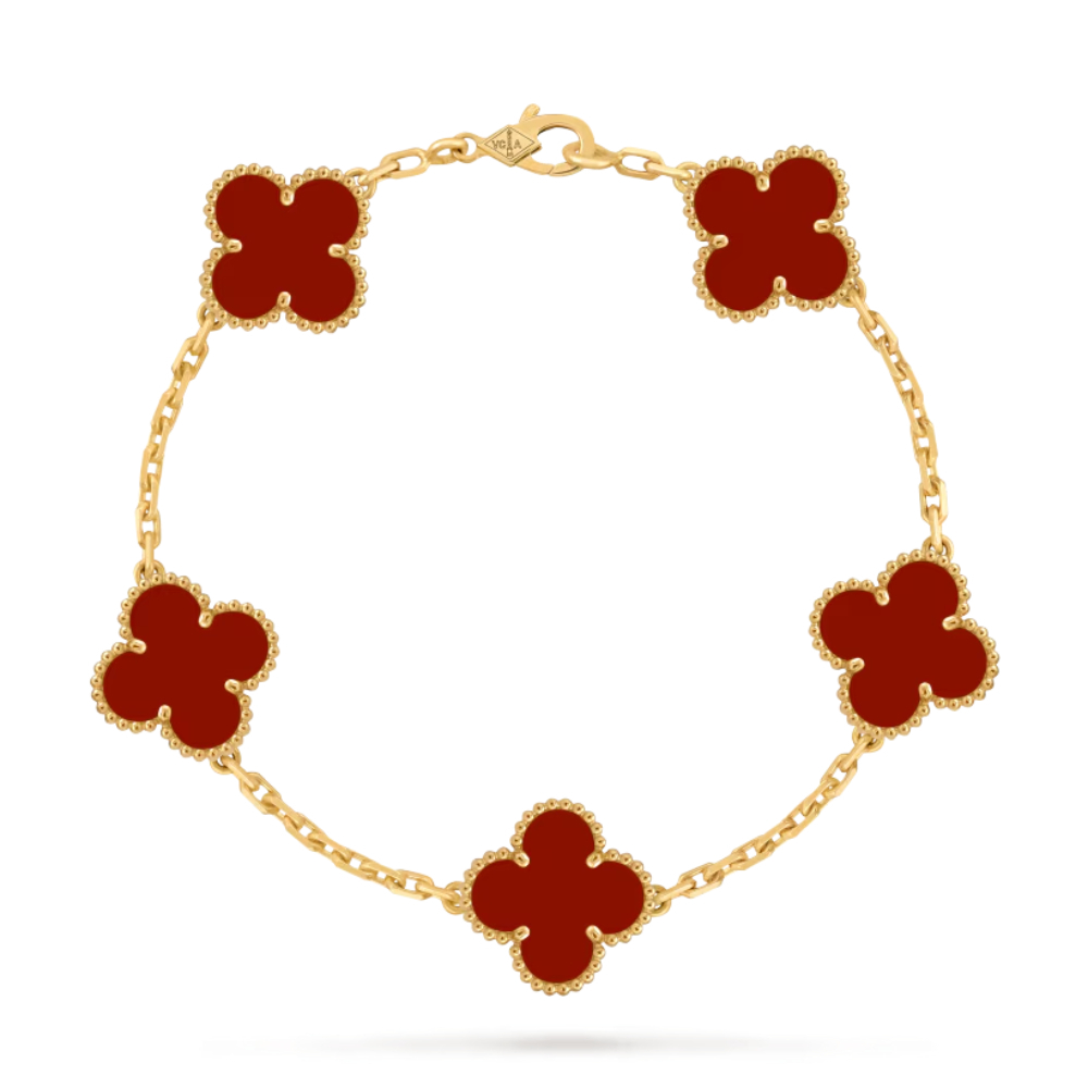 Ca sĩ kết hợp vòng tay Vintage Alhambra 5 motifs của Van Cleef amp; Arpels. Mẫu trang sức chế tác từ vàng 18K phối đá carnelian đỏ, giá khoảng 160 triệu đồng theo công bố của hãng.
