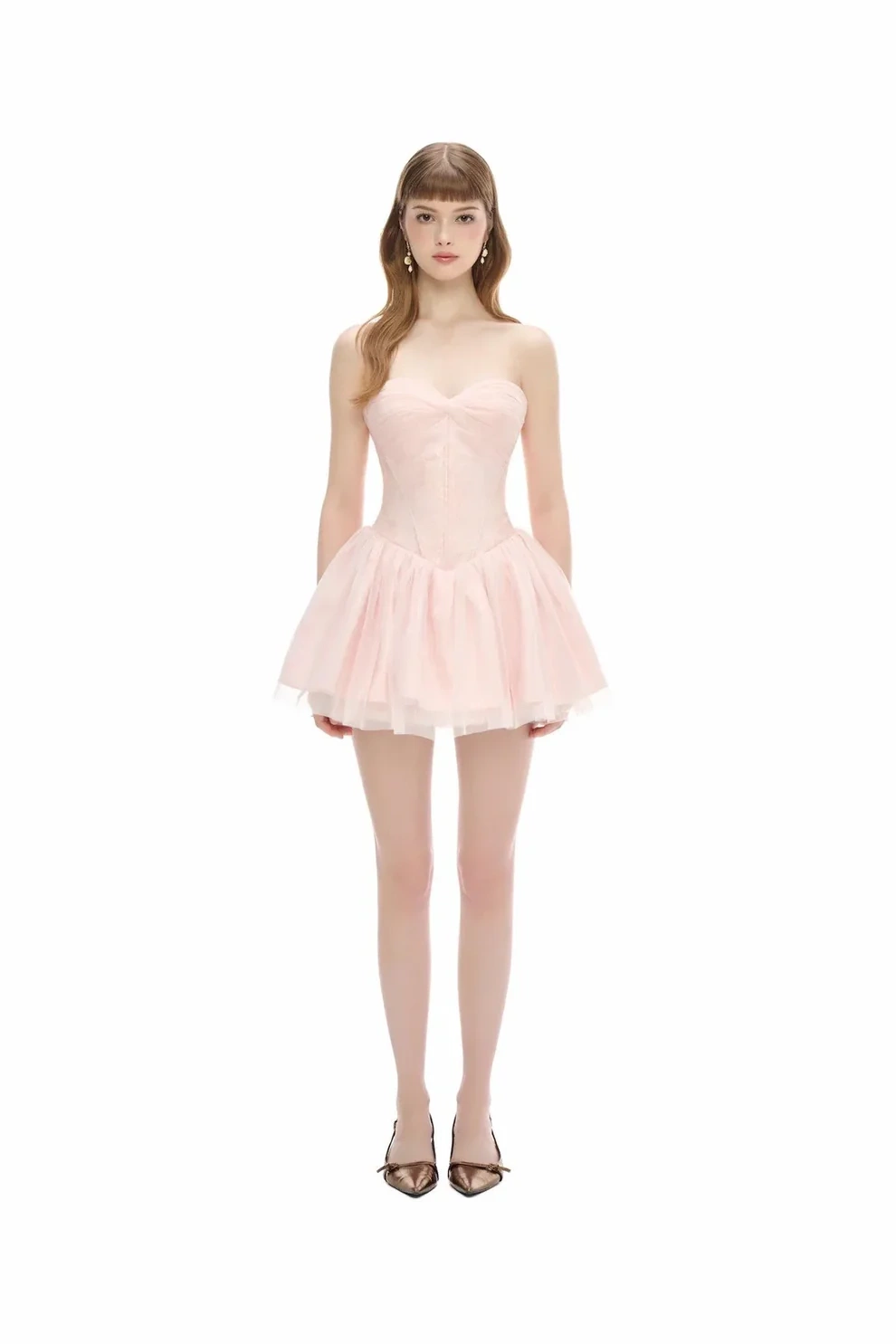 Ca sĩ diện thiết kế BABY DRESS màu hồng của Jubin Studio, thuộc bộ sưu tập Xuân Hè 2025.