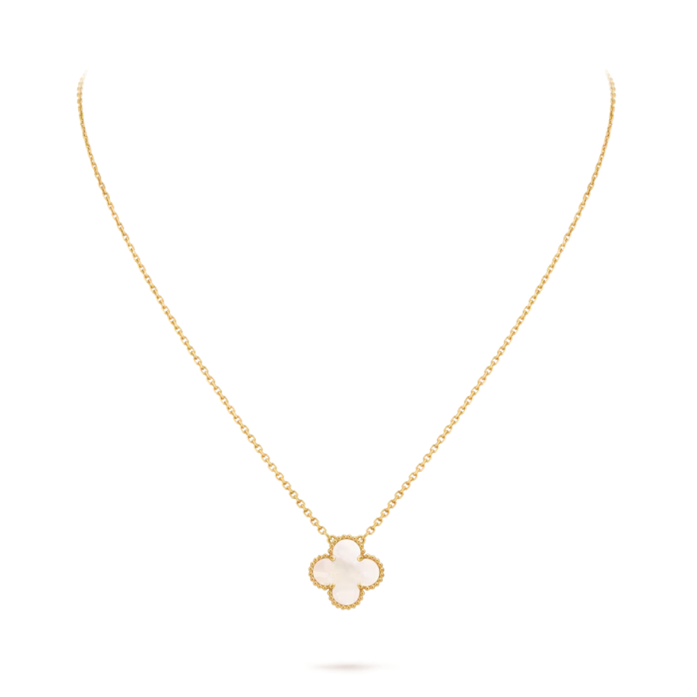 Cô chọn phụ kiện đồng điệu với vòng cổ Vintage Alhambra Pendant chất liệu vàng 18K đính xà cừ tự nhiên. Theo thương hiệu, thiết kế có giá khoảng 120 triệu đồng.