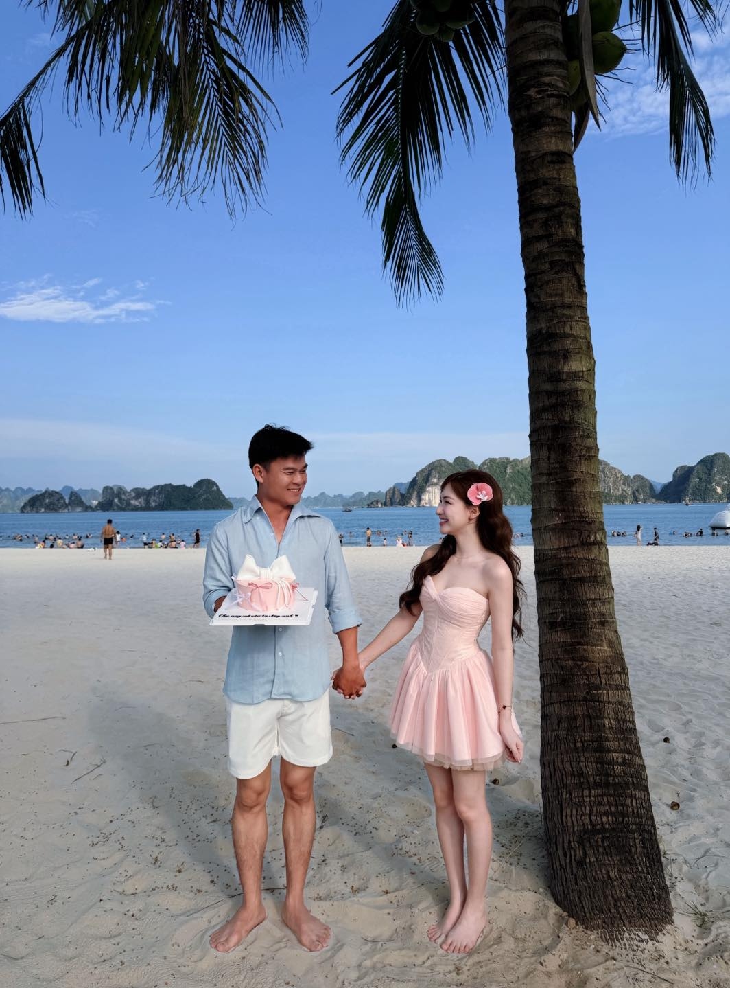 Hôm 31/5, ca sĩ đăng tải bộ ảnh mừng sinh nhật đôi cùng bạn trai trên Facebook, kèm dòng trạng thái: ‘Chúc mừng sinh nhật vợ chồng mình. Em chúc ông xã có thật nhiều sức khỏe, chúc gia đình mình mãi hạnh phúc bên nhau. Anh hãy yên tâm công tác, em và con luôn ở phía sau là hậu phương vững chắc cho anh’.