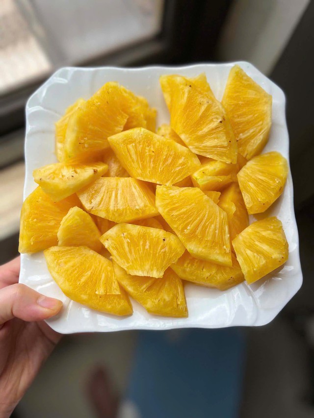Dứa mật bên trong thịt quả có màu vàng đậm xen lẫn thịt quả vàng tươi.