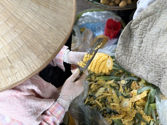 Dứa đang vào mùa nên được bày bán tràn ngập thị trường.