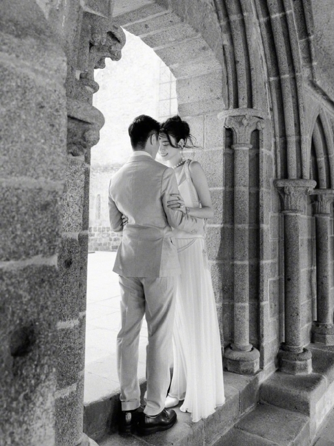 Hà Du Quân và Hề Mộng Dao đăng ký kết hôn tháng 7/2019 nhưng hoãn đám cưới do sự ra đời của con trai cả. Năm 2020, cha của Hà Du Quân - ông trùm sòng bạc Hà Hồng Sân qua đời, cặp vợ chồng dành ba năm để tang cha. Tiếp đó, năm 2021, họ đón con gái thứ hai chào đời. Hề Mộng Dao từng bày tỏ mong muốn đơn giản hóa lễ cưới vì chứng sợ giao tiếp xã hội nhưng Hà Du Quân vẫn kiên quyết hứa: Chúng ta phải tổ chức và làm thật tốt. Hôn lễ của họ đã diễn ra chiều 1/6. Hề Mộng Dao (Ming Xi) hơn Du Quân 6 tuổi, sinh tại Thượng Hải, học ngành thiết kế thời trang tại quê nhà, tốt nghiệp năm 2017. Cô là một trong những người mẫu Trung Quốc hàng đầu thế giới, từng là gương mặt của nhiều thương hiệu cao cấp Alexander Wang, Balmain, Burberry, Dior, Lanvin, Louis Vuitton, là người mẫu chính thức của Victorias Secret... Cô có 1,6 triệu người theo dõi trên Instagram. Hà Du Quân là con trai của tỷ phú sòng bài Hong Kong, Hà Hồng Sân (Stanley Ho) và bà Lương An Kỳ - doanh nhân giàu thứ 24 Hong Kong với khối tài sản 4,2 tỷ USD, theo Forbes. Hà Du Quân giỏi toán, từng hai lần giành giải nhất cuộc thi toán Hong Kong đồng thời tham gia nhiều cuộc thi quốc tế. Năm 18 tuổi, Hà Du Quân có giấy gọi nhập học của hai Đại học Oxford (Anh) và Viện Công nghệ Massachusetts (MIT), anh chọn trường MIT. Hiện tại, anh điều hành doanh nghiệp riêng, làm ăn phát đạt.