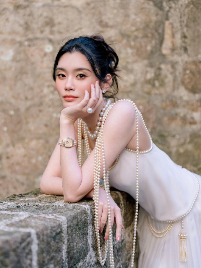 Hề Mộng Dao cho biết vòng ngọc trai là món quà bố chồng quá cố - ông Hà Hồng Sân - tặng cho vợ tư, bà Lương An Kỳ, từ nhiều năm trước, được coi là bảo vật của gia đình và chưa từng được trưng bày trước công chúng.