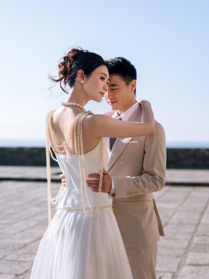 Trên Weibo, chủ đề vòng cổ của Hề Mộng Dao hút 1,3 triệu lượt xem. Khán giả bày tỏ sự xúc động trước giá trị, ý nghĩa của chiếc vòng, mong uyên ương trọn đời hạnh phúc.