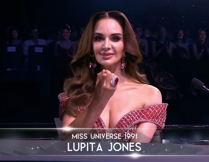 Giám khảo Lupita Jones.