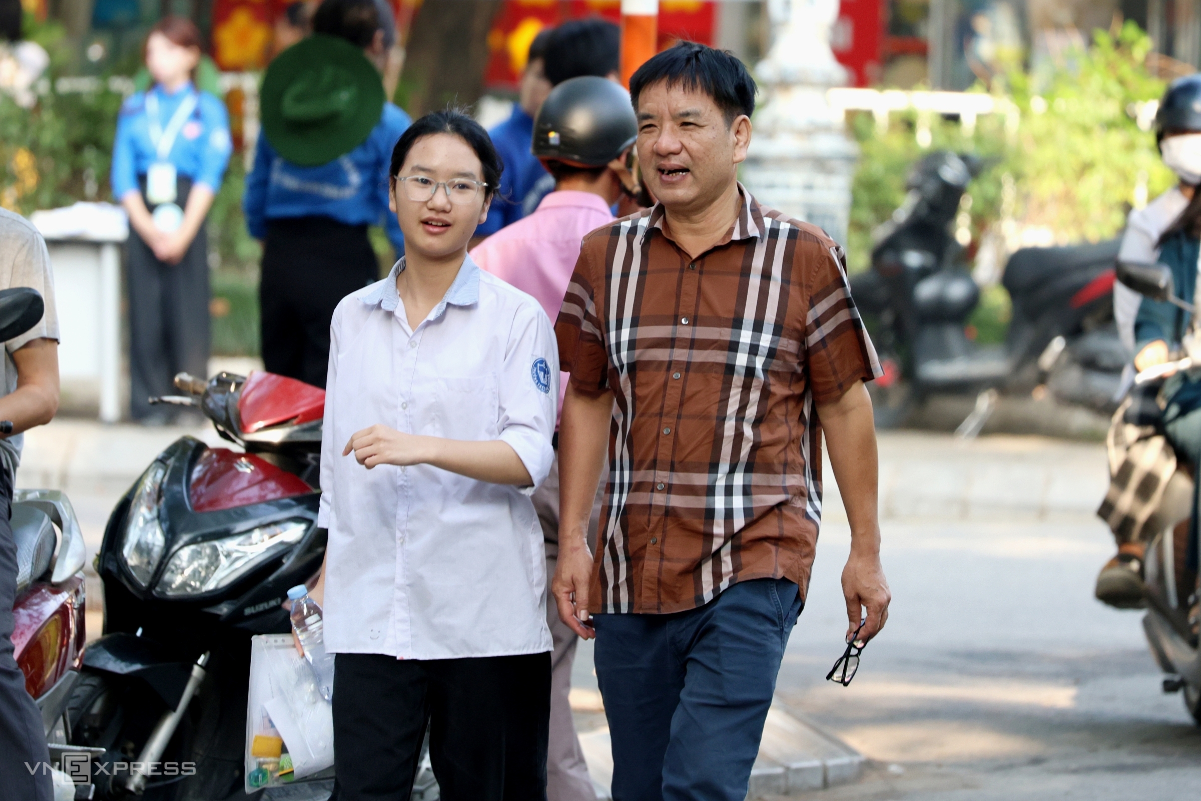 Thí sinh dự thi lớp 10 trường THPT chuyên Sư phạm, sáng 4/6. Ảnh: Thanh Hằng