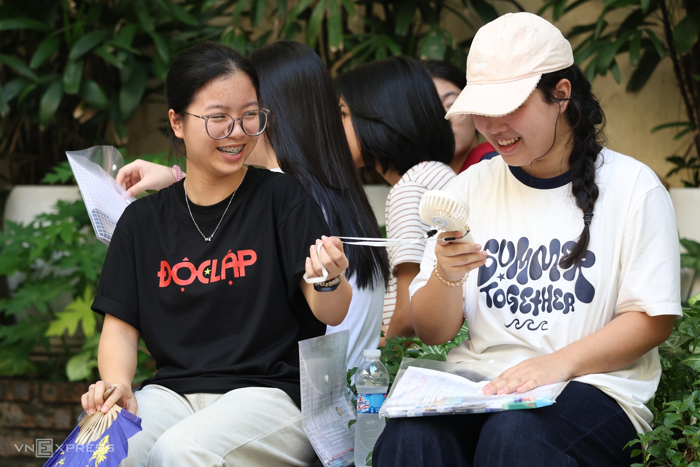 Thí sinh trò chuyện trước giờ thi. Ảnh: Thanh Hằng