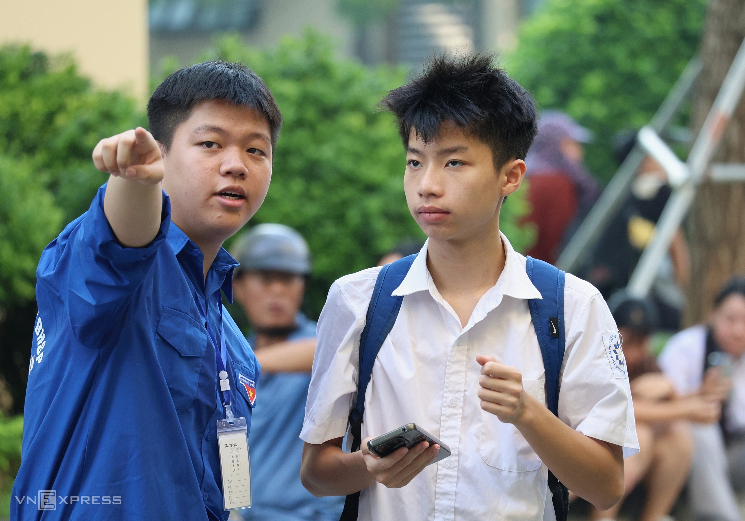 Thí sinh dự thi lớp 10 trường THPT chuyên Sư phạm, sáng 4/6. Ảnh: Thanh Hằng