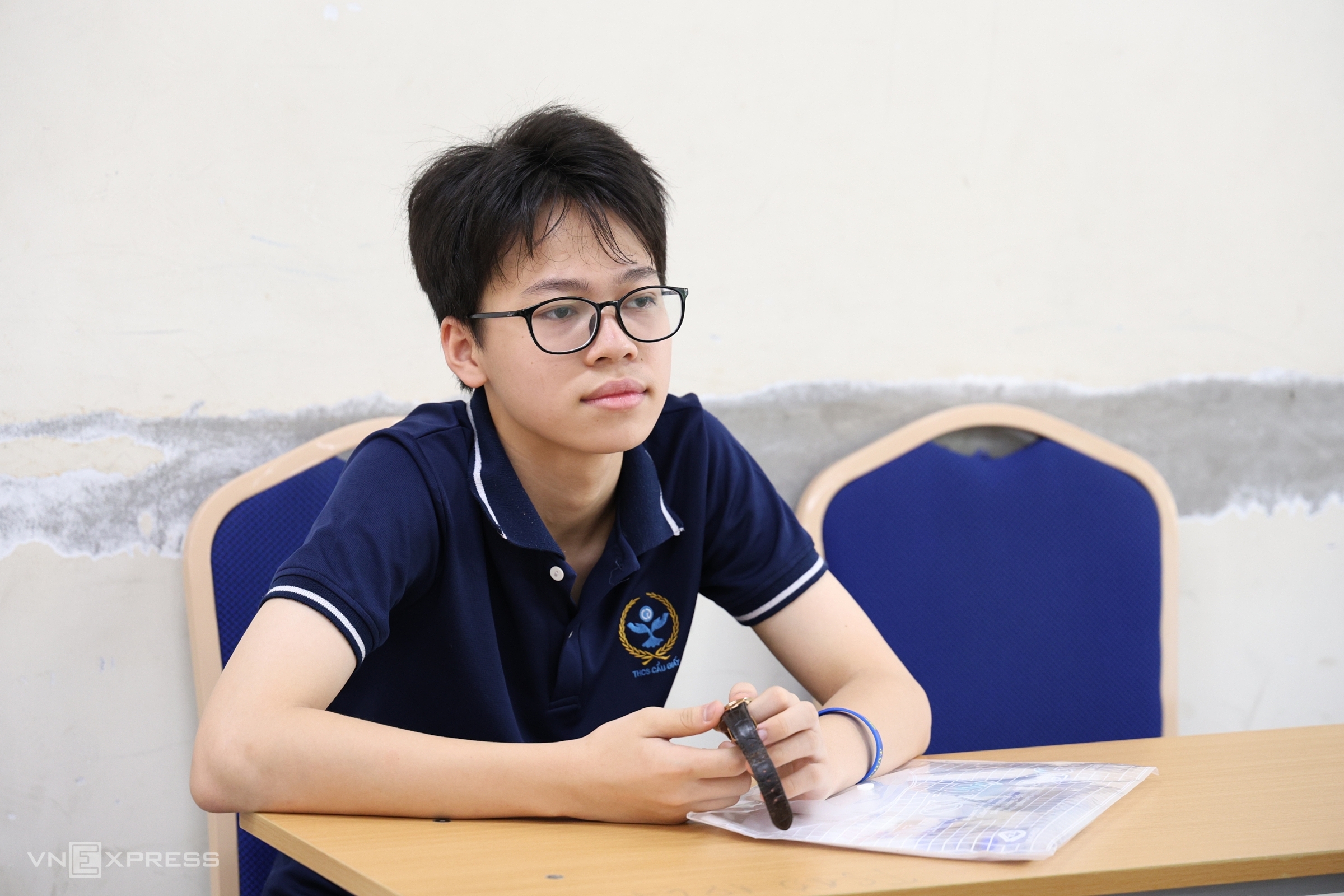 Thí sinh được gọi vào phòng, chuẩn bị thi môn Tiếng Anh, sáng 4/6. Ảnh: Thanh Hằng