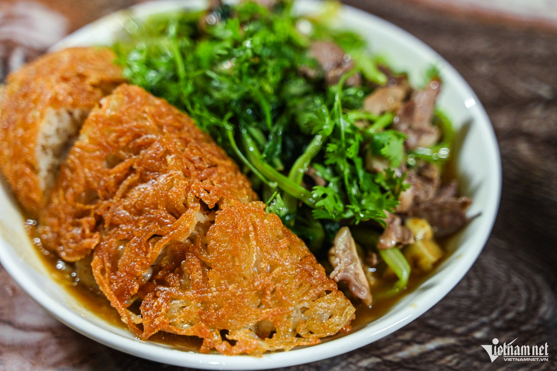 Quán phở xào 35 năm núp sâu trong ngõ nhỏ Hà Nội, nắng nóng vẫn đông kín khách - 2