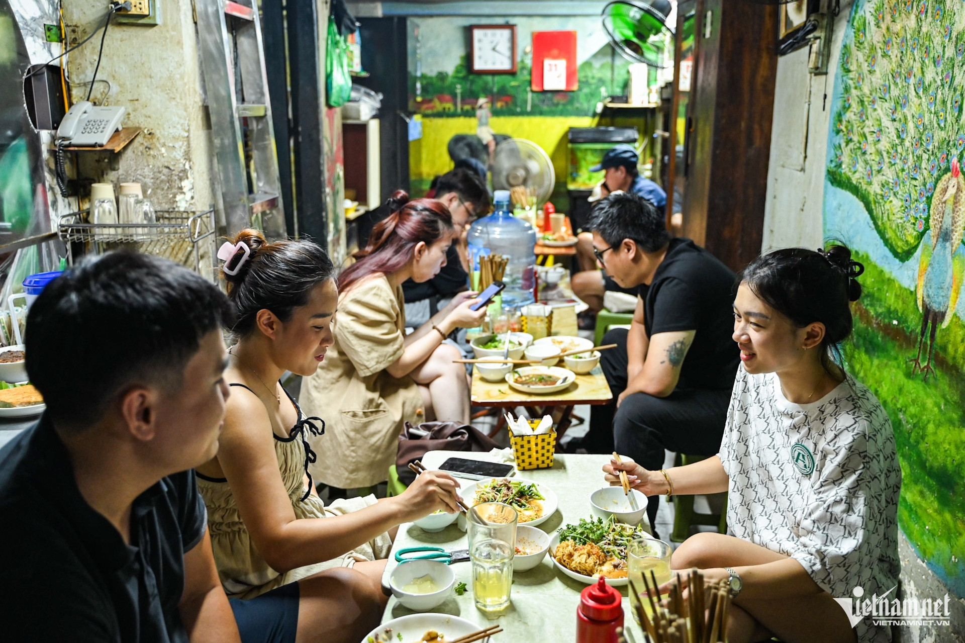 Quán nhỏ nhưng đông kín khách