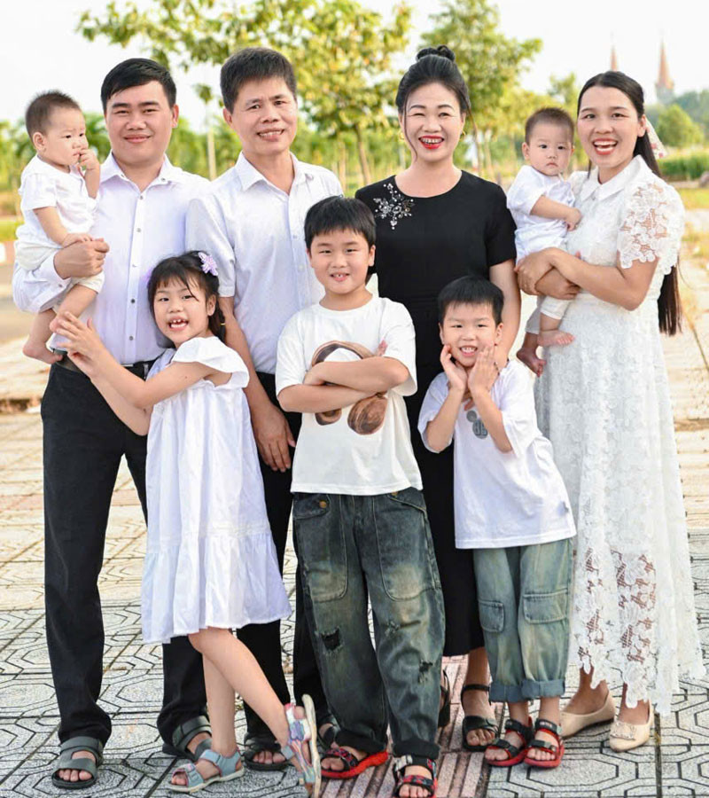 Chị Loan (ngoài cùng bên phải) bên chồng, bố mẹ chồng và các con 