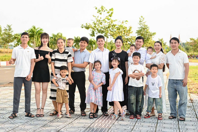 Gia đình em trai ruột chị Loan, gia đình chị họ, bố mẹ chồng chị, gia đình chị và em trai chồng thứ ba của chị Loan (từ trái sang)