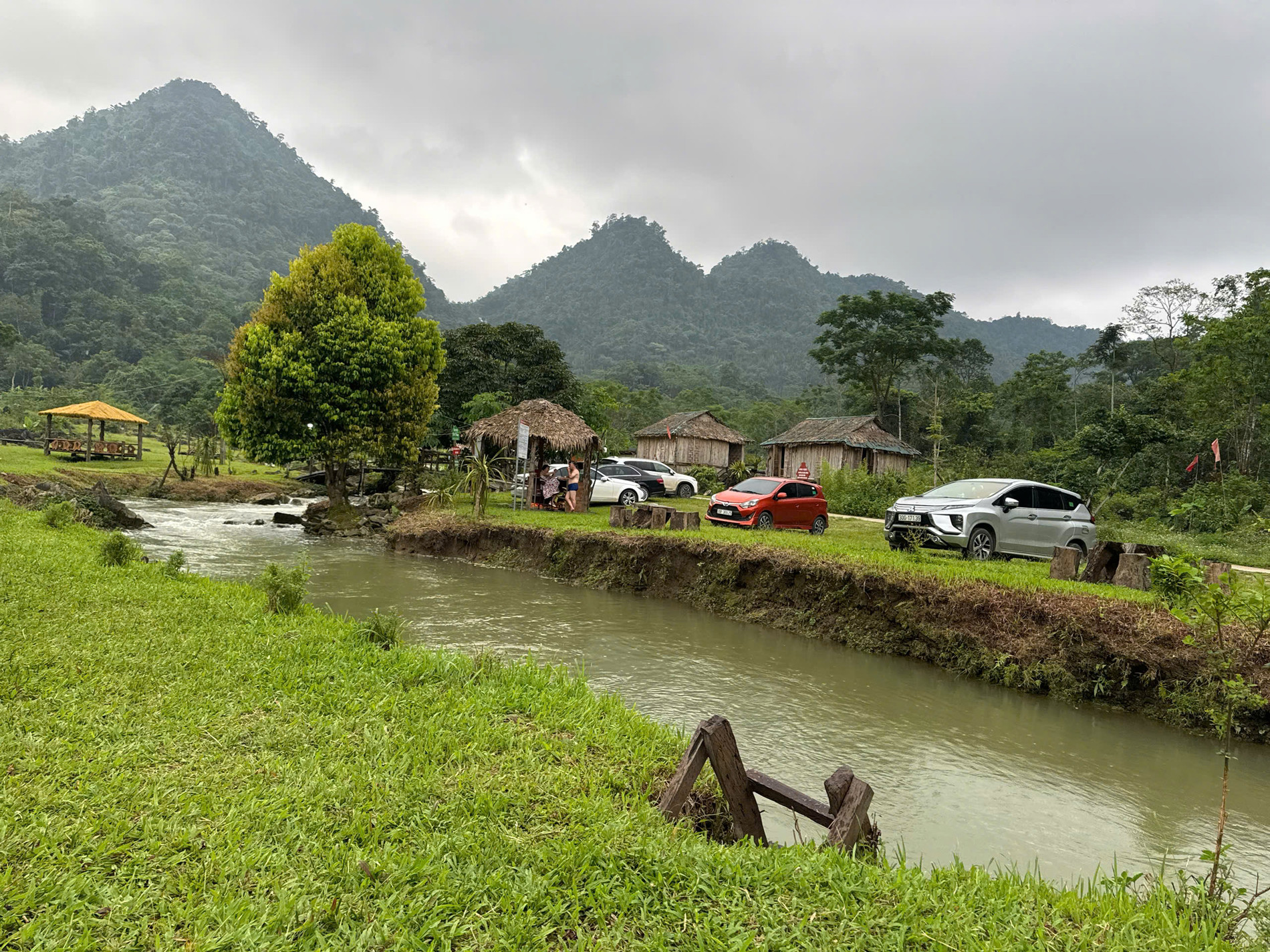 Địa Điểm Ngày Mát Đêm Lạnh Ở Phú Thọ, Khách Vui Chơi 2 Ngày Hết Hơn 1 Triệu Đồng 15 Bãi Pặng Rộng, Lại Bằng Phẳng, Thích Hợp Làm Không Gian Vui Chơi, Chạy Nhảy Cho Trẻ Nhỏ. Khu Vực Suối Có Độ Nông Vừa Phải, Du Khách Có Thể Tắm Mát Tại Đây