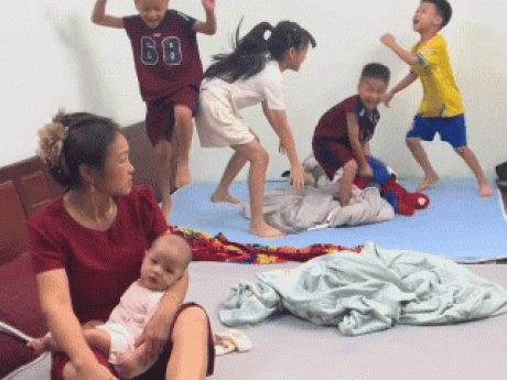 Ánh mắt bất lực của người bà trông 5 cháu nghỉ hè khiến nhiều người đồng cảm