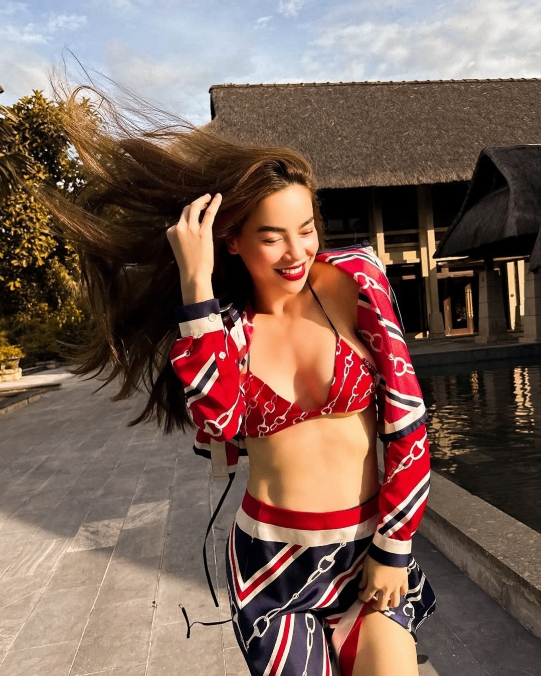 Ngoài bikini trơn tối giản, thỉnh thoảng, Hà Hồ diện bikini in họa tiết, kết hợp đồng điệu chân váy và sơ mi. Cô thường áp dụng kiểu mặc này trong các kỳ nghỉ vì tiện lợi, vừa có thể đi dạo, đi ăn, vừa có thể xuống biển bơi.