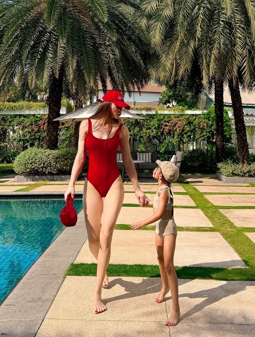 Trên trang cá nhân của Hồ Ngọc Hà, nhiều khán giả khen cô trông sành điệu, sexy khi diện áo tắm. Để bộ cánh thêm ấn tượng, cô phối chúng cùng mũ lưỡi trai, túi xách cùng tông, kính mắt, khăn lụa, túi và mũ cói.