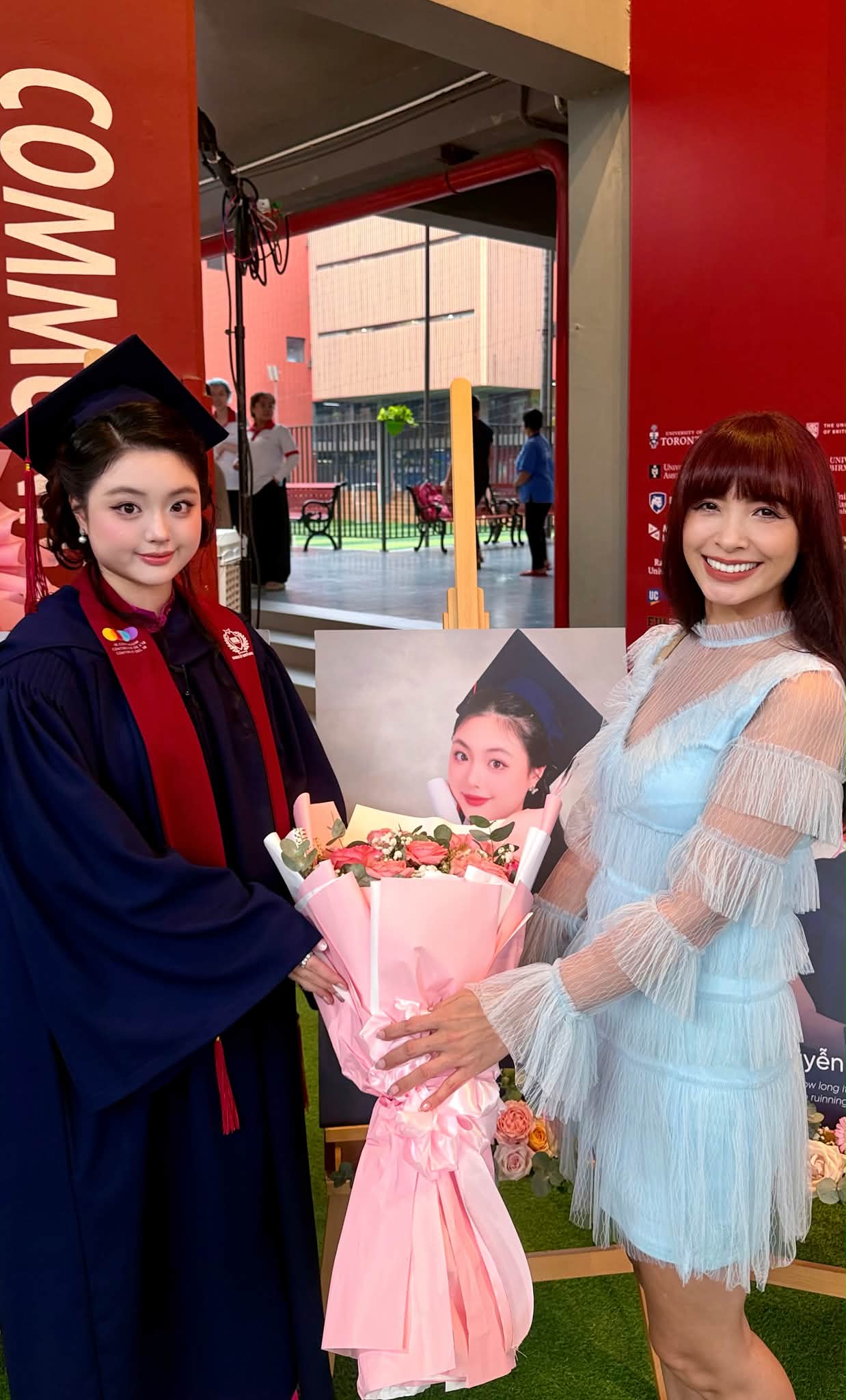 Vợ chồng cựu người mẫu Thúy Hạnh và nhạc sĩ Minh Khang vừa tham dự lễ tốt nghiệp của con gái út Lê Gia An (tên thân mật là Suti). Sau 12 năm học tập tại trường quốc tế, Suti hiện đang chuẩn bị cho hành trình du học sắp tới. Cô bé hay khóc nhè của ba mẹ ngày nào giờ đã đủ trưởng thành để tự viết tiếp giấc mơ, mong con sẽ luôn tự tin bước đến những chân trời mới, Thúy Hạnh chia sẻ.