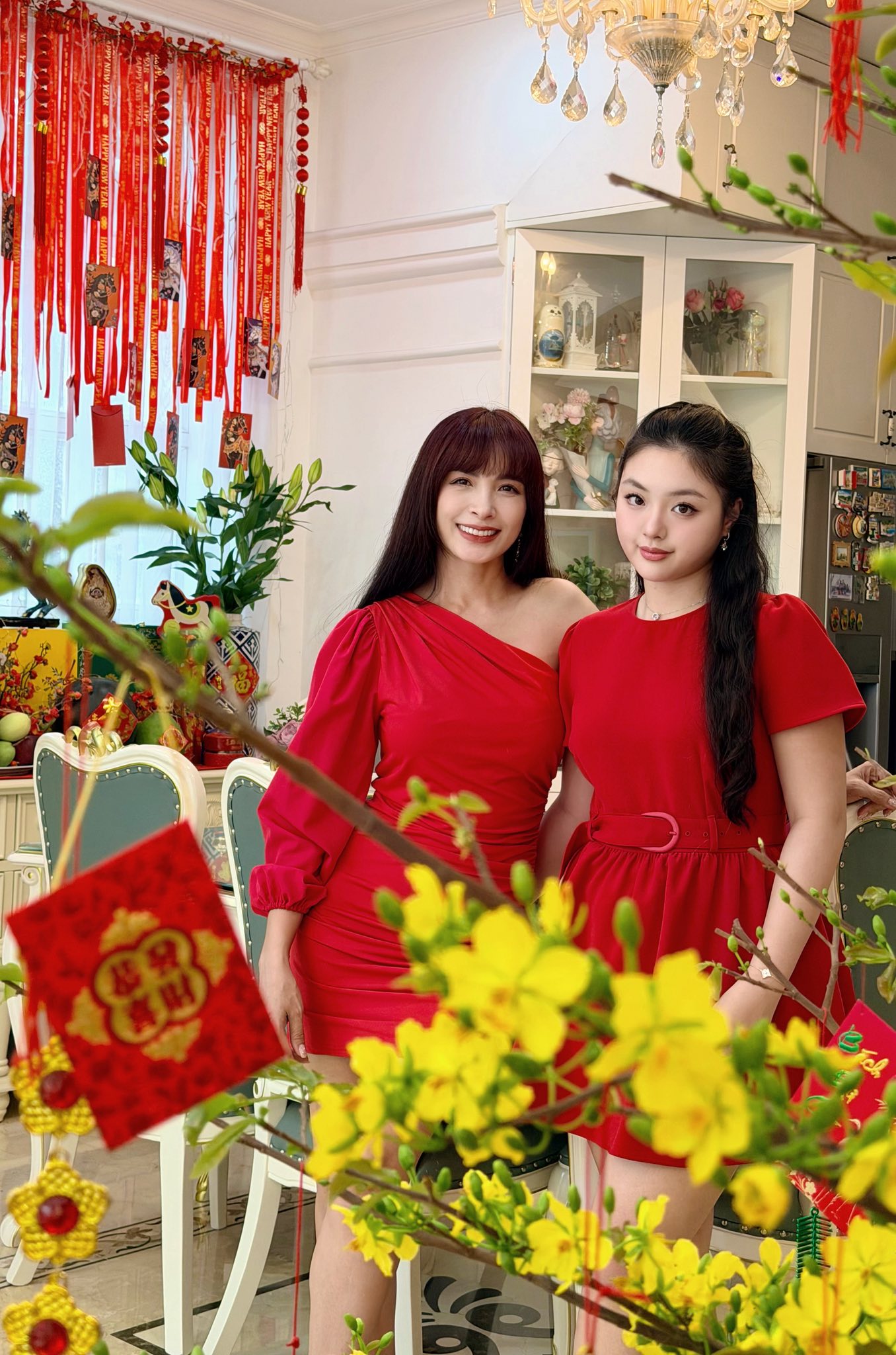 Ở tuổi 18, Suti trổ mã xinh đẹp và ngày càng lộ rõ nhiều nét đẹp được thừa hưởng từ mẹ. Đôi mắt mơ màng, sống mũi cao và gương mặt khả ái của Suti khiến dân tình phải xuýt xoa.