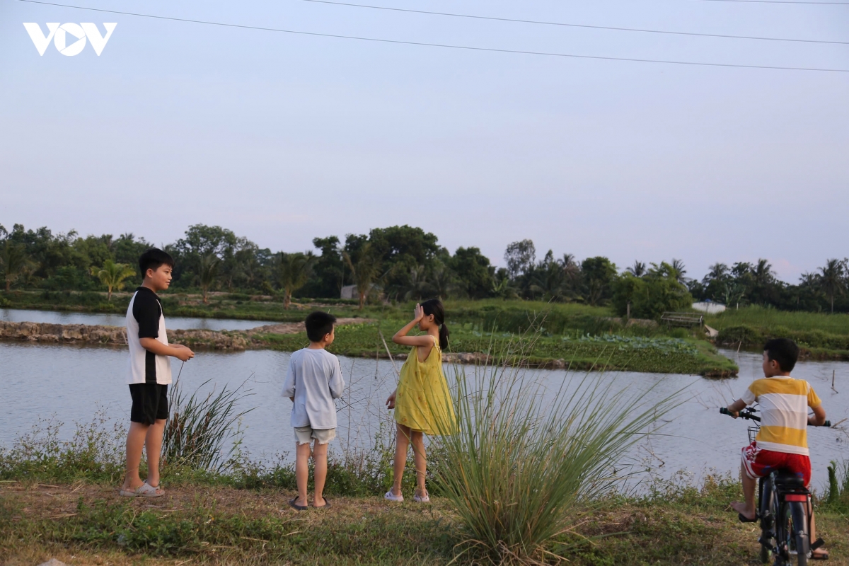 Các vùng quê, ao hồ nhiều cũng là địa điểm các em học sinh ra vui đùa.