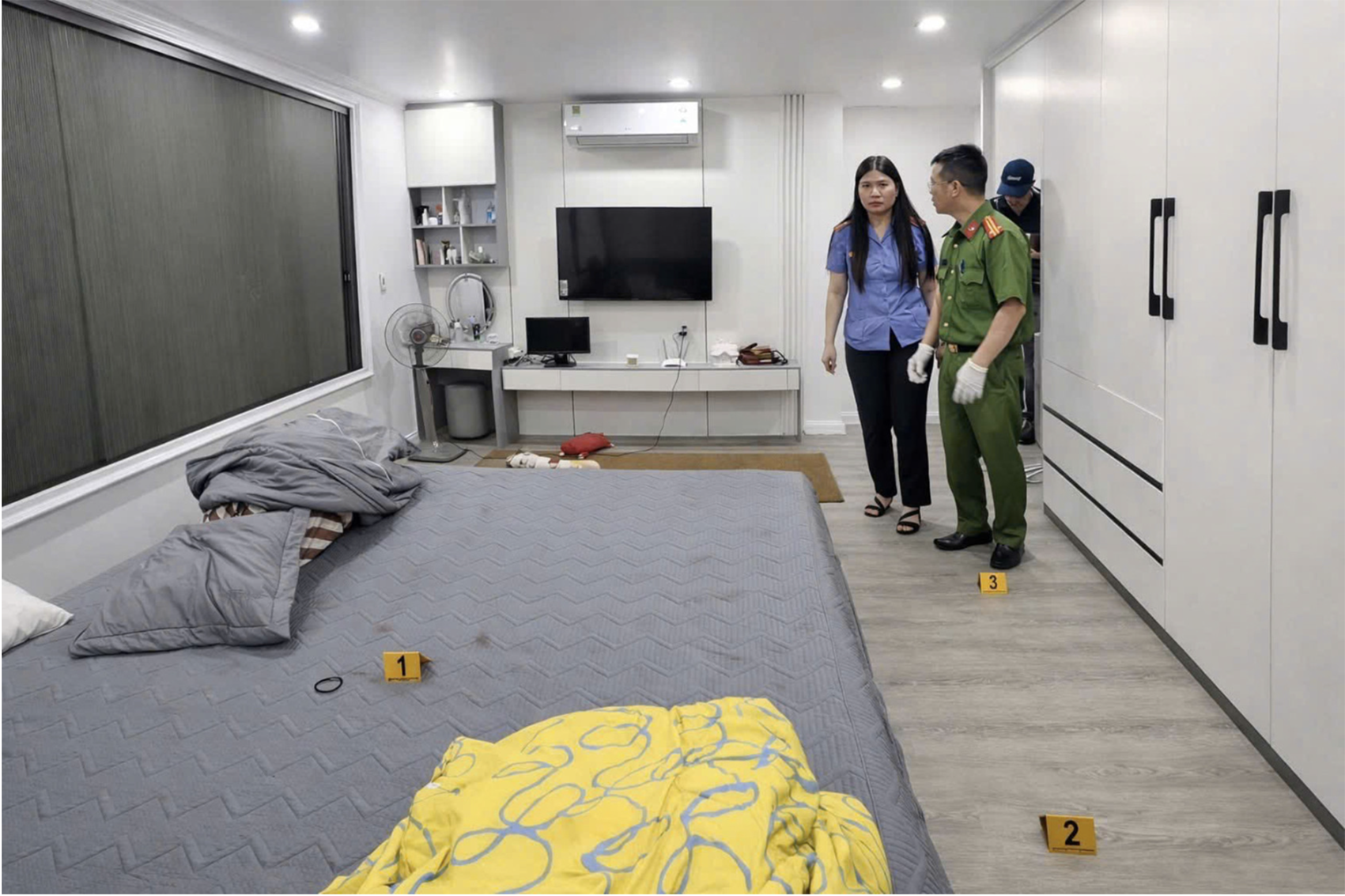 Lực lượng chức năng khám nghiệm hiện trường vụ việc. Ảnh: Đ.X