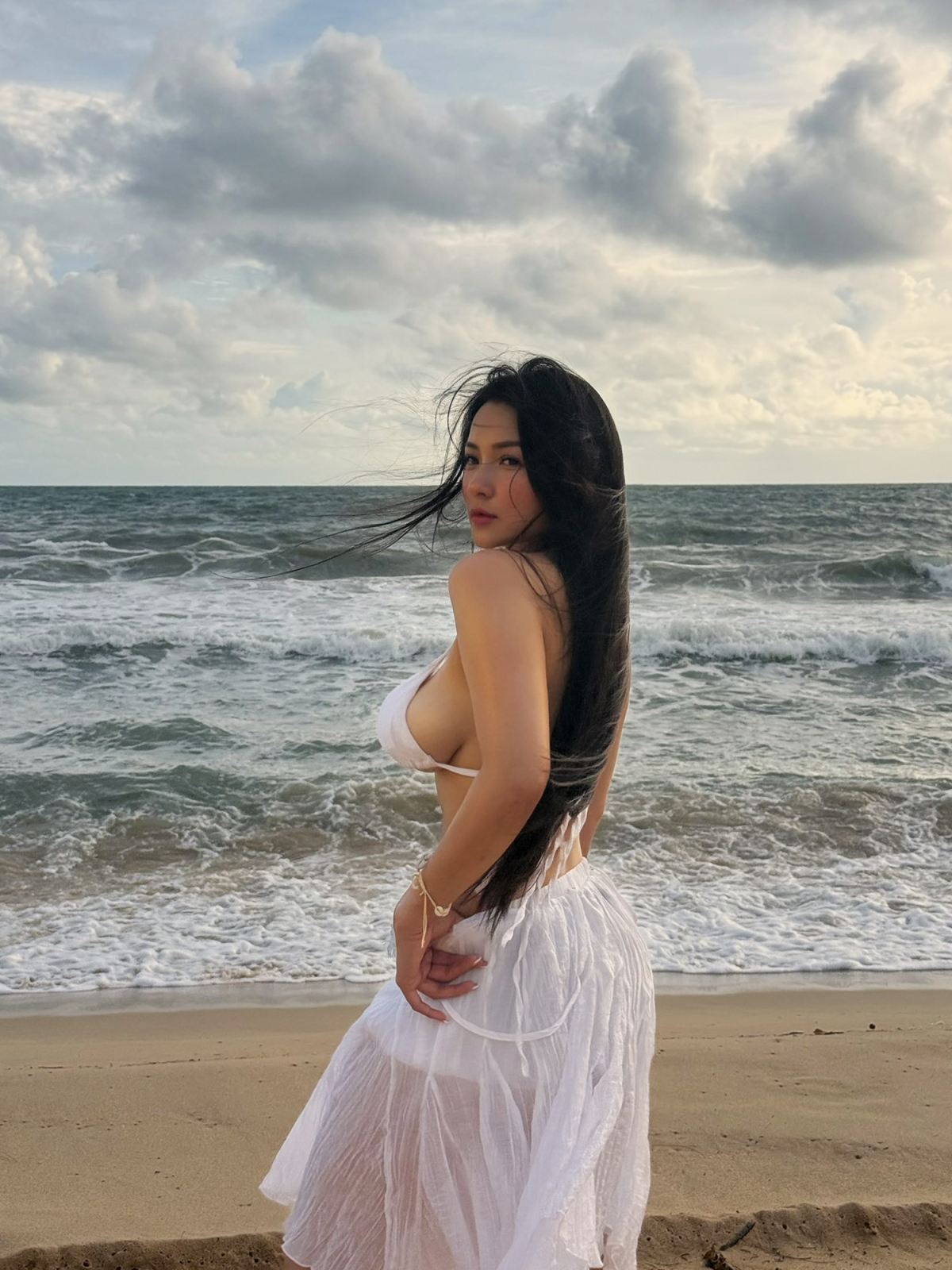 Cựu hot girl Thủy Top gây chú ý khi mừng sinh nhật bằng loạt ảnh sexy. Người đẹp 37 tuổi chọn áo tắm dây mảnh tôn vòng một bốc lửa, kết hợp váy trắng xuyên thấu đồng điệu.