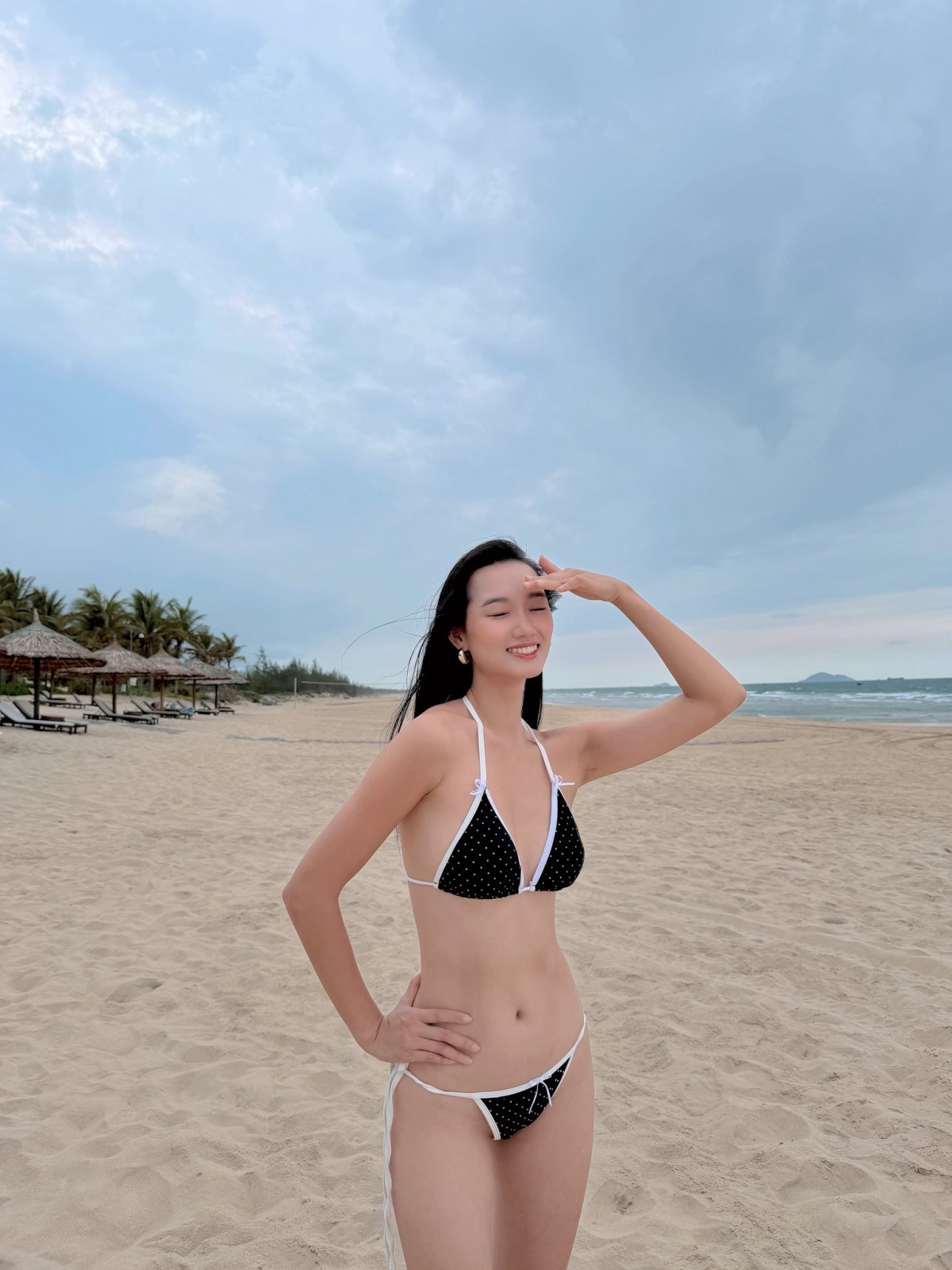 Á hậu Quỳnh Anh cũng ưu ái quần tam giác tí hon khi dạo chơi trên bãi biển.