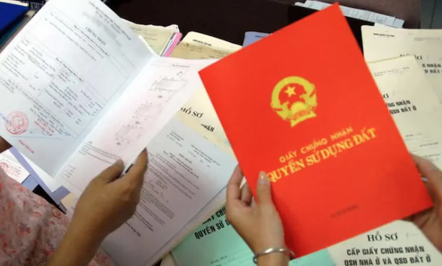 Thủ tục sang tên sổ đỏ cần thực hiện đầy đủ các bước theo quy định. Ảnh minh họa: TL