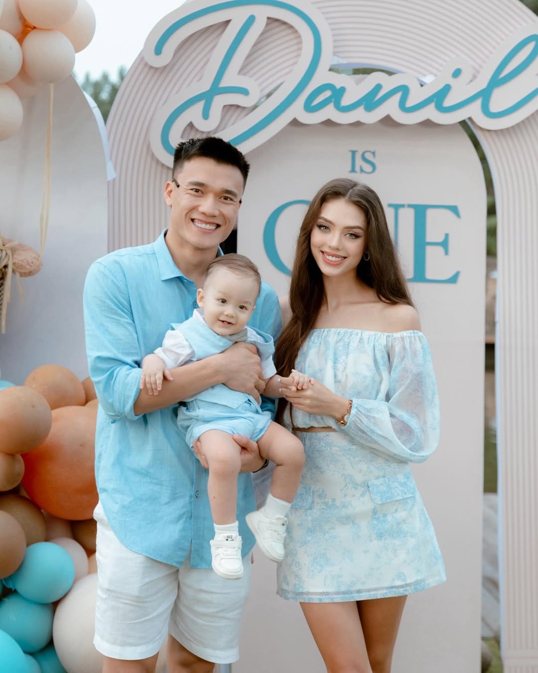 Ngoài váy liền thân, Dianka thường xuyên chọn chân váy ngắn. Cô cho biết ưu tiên những thiết kế này vì phù hợp với tính năng động, phóng khoáng cô theo đuổi.