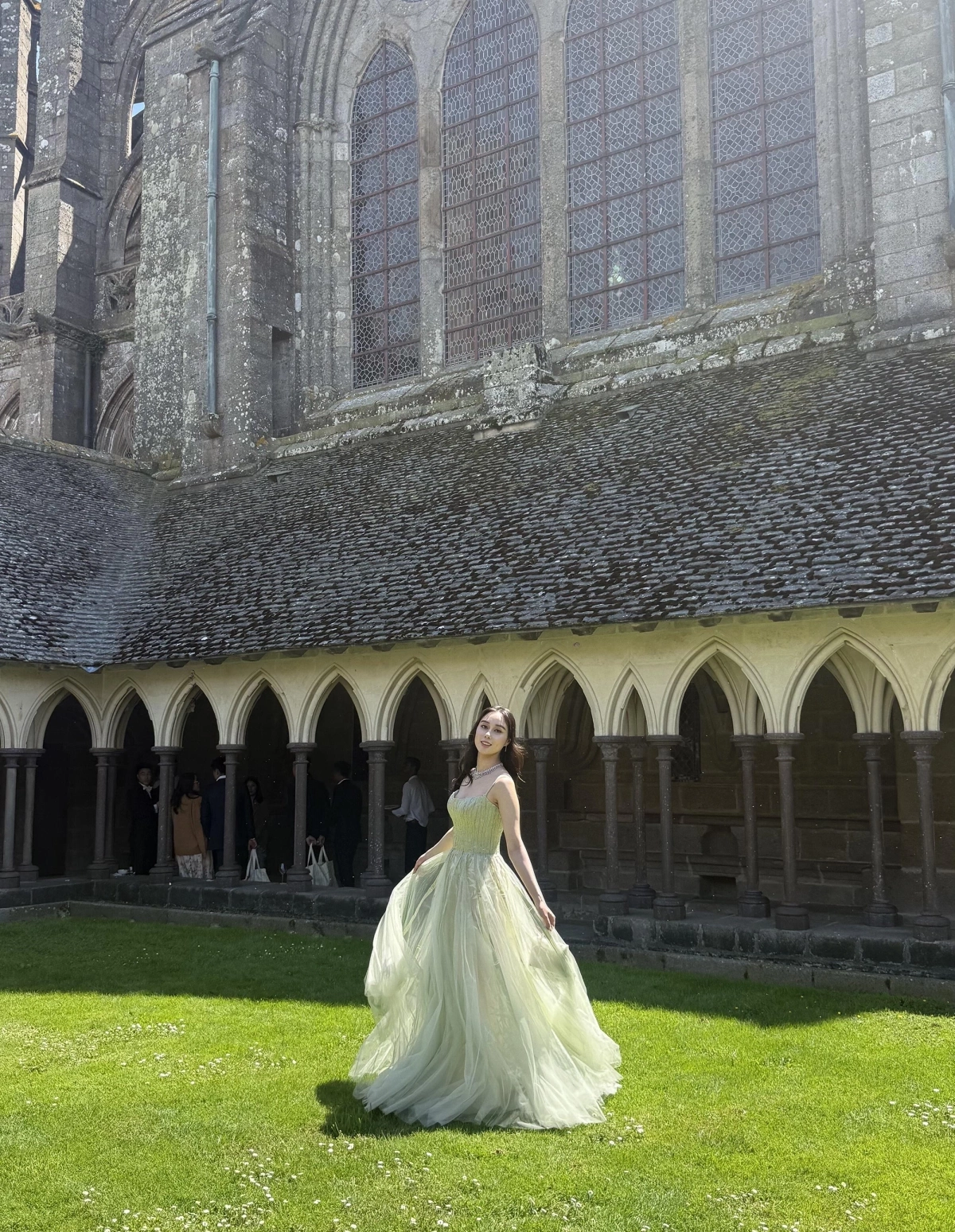 Con gái út của ông trùm sòng bài check in tại khu vực cloître của tu viện Mont Saint-Michel. Diện váy dài thướt tha, Hà Siêu Hân được nhiều người khen xinh đẹp tựa công chúa trong lâu đài. Theo Sina, dù không hoạt động lĩnh vực giải trí, Hà Siêu Hân có nhiều fan nhờ thành tích học tập đáng nể, gu thời trang thần tiên tỉ tỉ.