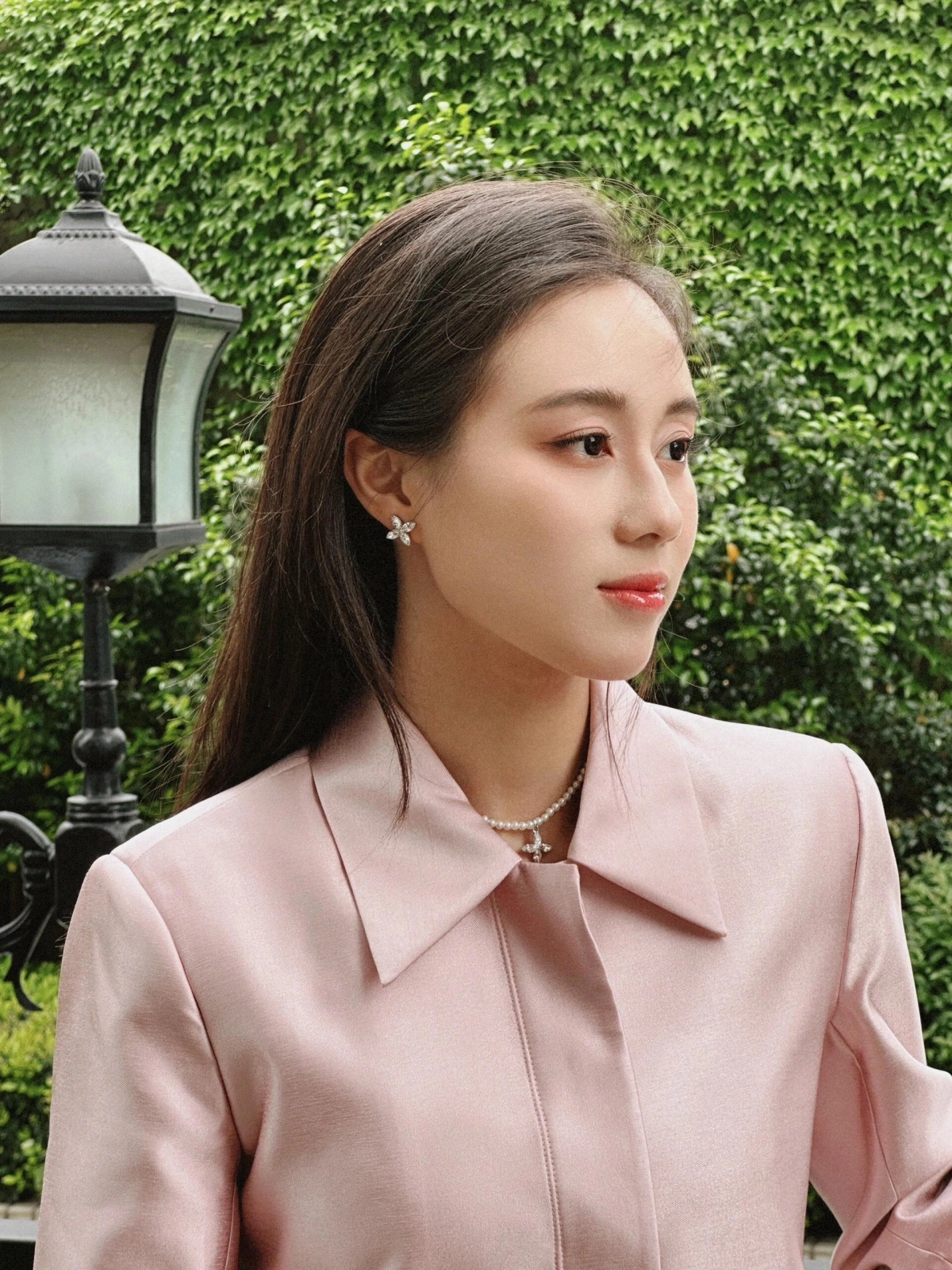 Hà Siêu Hân (Alice Ho) 27 tuổi, là con gái út của ông Hà Hồng Sân (1921-2020) và người vợ thứ tư - bà Lương An Kỳ. Ông Hà được truyền thông Hoa ngữ gọi là Vua sòng bạc vì xây dựng đế chế kinh doanh lớn mạnh ở Macau. Ông có 17 con với bốn người vợ, Hà Siêu Hân ra đời khi ông Hà Hồng Sân 78 tuổi. Mẹ của Hà Siêu Hân sở hữu tài sản ròng 2,3 tỷ USD, theo thống kê của Forbes năm 2025, là tỷ phú duy nhất trong 4 người vợ của ông Hà Hồng Sân.
