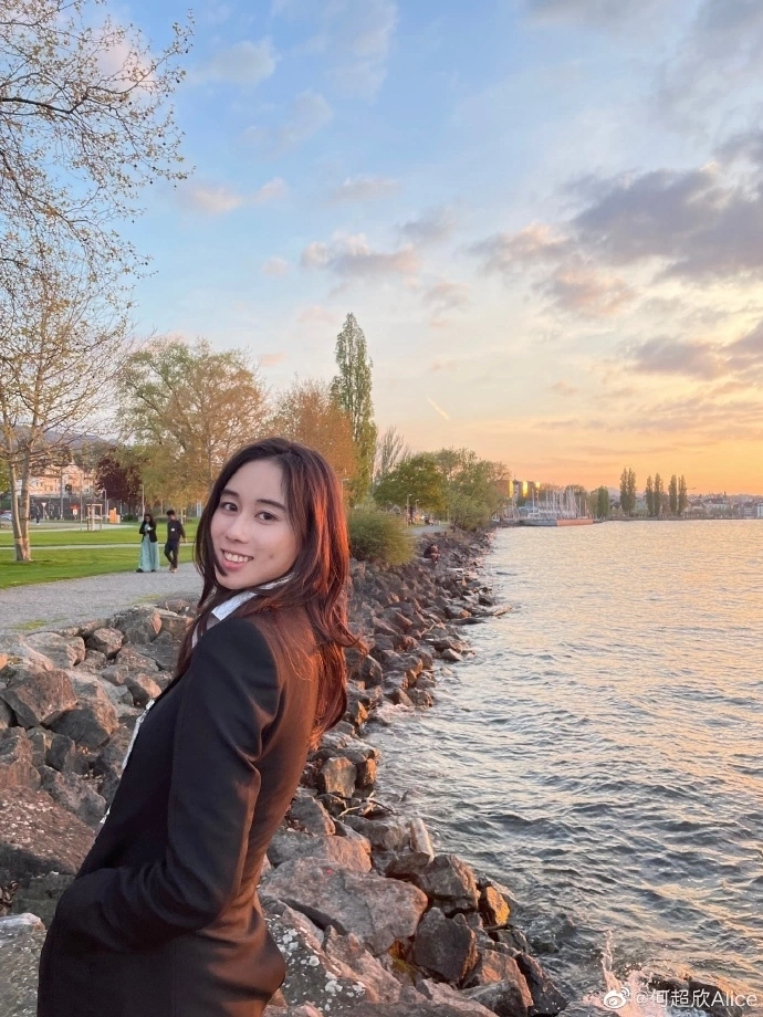 Năm 2021, Siêu Hân theo học chương trình thạc sĩ tại Đại học Thanh Hoa, Trung Quốc. Cô là một trong bốn sinh viên của MIT nhận Học bổng Schwarzman 2022 - một trong những chương trình đào tạo thạc sĩ nổi tiếng về vấn đề toàn cầu của Đại học Thanh Hoa.