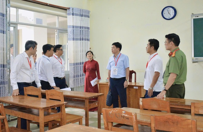 Đoàn công tác của Bộ GD-ĐT kiểm tra việc chuẩn bị kỳ thi tốt nghiệp THPT năm 2026 tại điểm thi Trường THPT Trần Đại Nghĩa, TP Cần Thơ. Ảnh: THU ANH