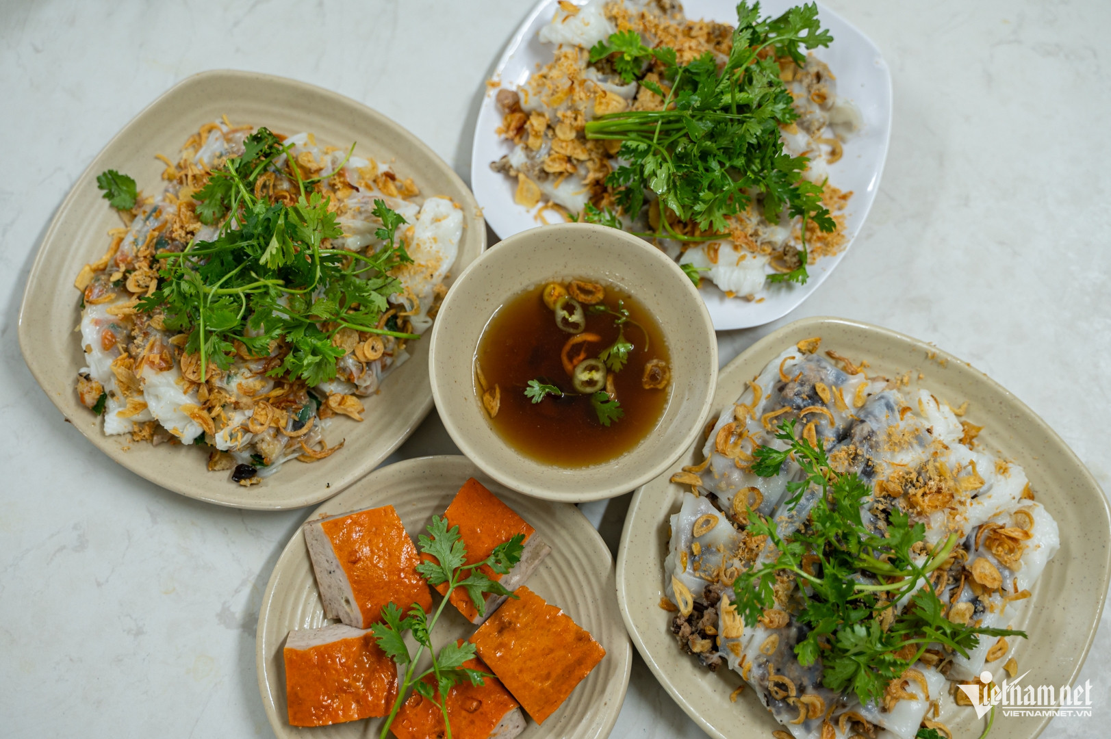 Bánh cuốn tại quán có giá từ 45.000-65.000 đồng/đĩa