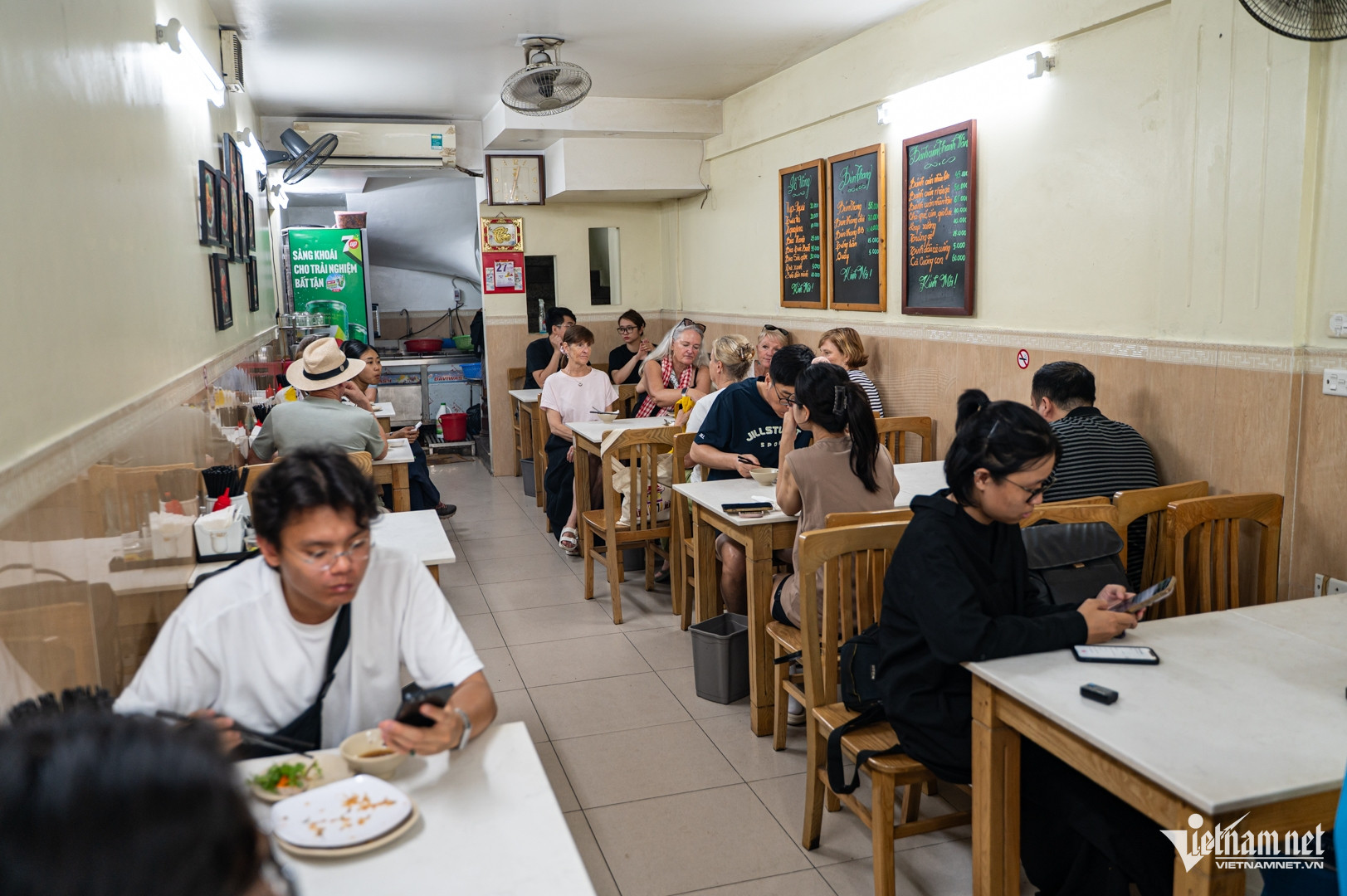 Quán bánh cuốn 53 năm, amp;#34;khách Tây đông hơn khách taamp;#34; được Michelin khen ngợi - 5