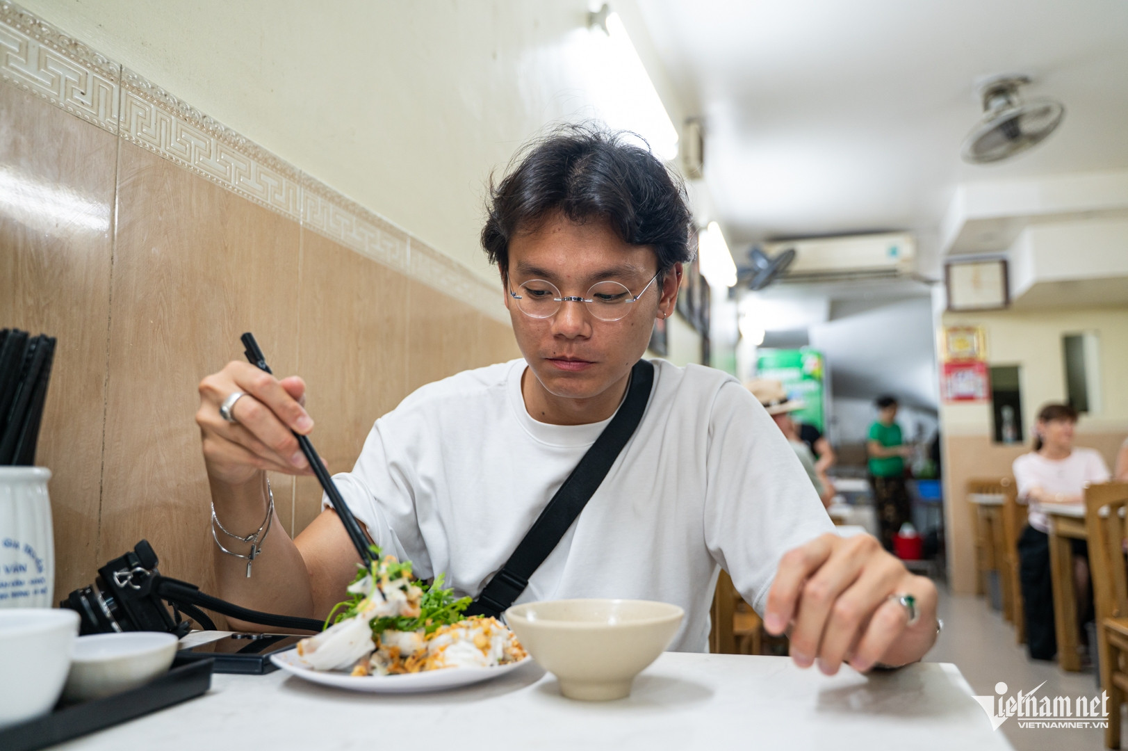 Anh Masahiro Nakamura thưởng thức bánh cuốn truyền thống