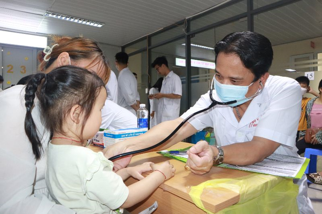Trẻ em dưới 6 tuổi là đối tượng được hưởng 100% BHYT khi đi khám chữa bệnh. Ảnh minh họa: TL